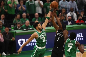 Jayson Tatum frena en seco a Kevin Durant.