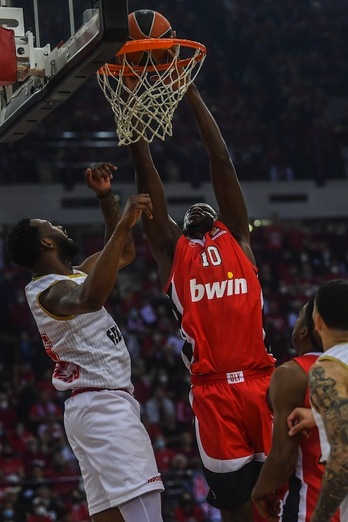 Moustapha Fall se cuelga frente al Mónaco.