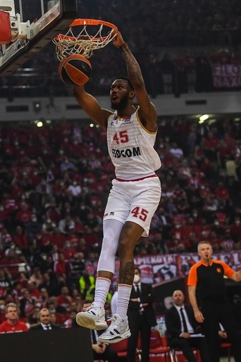 Donta Hall, uno de los héroes del AS mönaco, se cuelga en El Pireo.