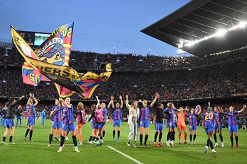Las jugadoras del Barça celebran la goleada al Wolfsburgo ante un Camp Nou repleto.