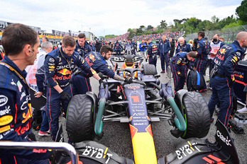 Max Verstappen, Red Bulleko kotxean sartuta, ondoan teknikariak dituela.