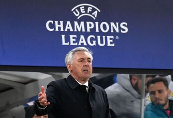 Carlo Ancelotti Real Madrileko prestatzailea Txapeldunen Ligako partida bat gidatzen.