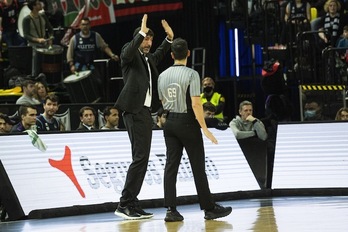 Alex Mumbrú protesta en el reciente partido ante Lenovo Tenerife.