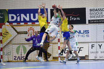 Bidasoa-Irunek eta Helvetia Anaitasunak ahalik eta goren amaitu nahi dute Asobal Ligan eta horretarako hiru jardunaldi dituzte aurrean.