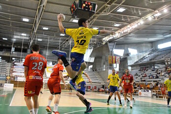 Julen Mujika se dispone a lanzar ante la portería del Huesca.