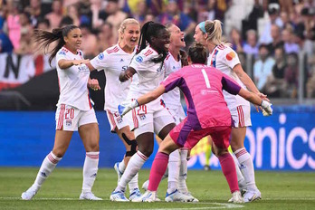 Amandine Henry celebra con sus compañeros el golazo que ponía al Olympique por delante en el marcador a los cinco minutos de partido.