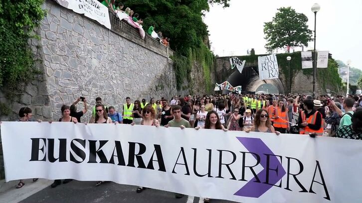 ‘Euskara Aurrera’ lelopean larunbatean Donostian egin zen manifestazioaren irteera