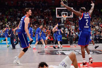 Pleiss y Singeton celebran el triunfo con LLull en el suelo. 