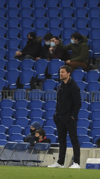Xabi Alonso, Anoetako neurketa bat bertatik bertara jarraitzen.