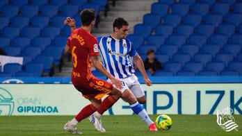 Ander Martín, autor del gol blanquiazul, centra ante la oposición de Francés.
