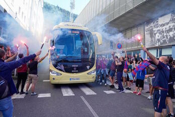 Zale armaginak Ipuruan bildu dira gaur arratsaldean Eibar agurtzeko, denboraldiko azken bidaiaren hasiera izatea desiatuz.