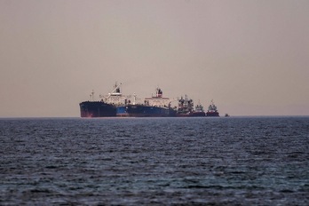 Un carguero liberiano se incauta del crudo iraní a bordo del petrolero ruso incautado por Grecia.