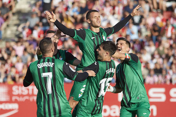 Aketxe celebra con sus compañeros el golazo con el que ha sentenciado el partido.
