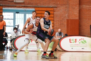 Alex Reyes postea a Tadas Sedekerskis en la última edición de la Euskal Kopa.