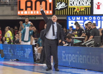 Pablo Laso, dirigiendo un partido con el Real Madrid.
