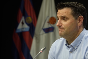 César Palacios durante su comparecencia en la sala de prensa de Ipurua.