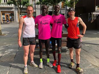 Iñaki Insausti, eskuinean, erdian Robert Pkemboi eta Matthew Kiptanui keniarrak dituela.