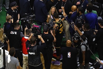 Stephen Curry, pozarren Bostonen egindako partidarekin.