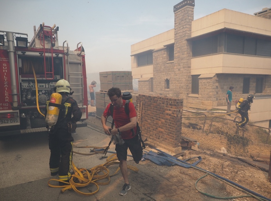 Efectivos de bomberos y vecinos trabajan en la extinción del fuego en Obanos. Efectivos de bomberos y vecinos trabajan en la extinción del fuego en Obanos.