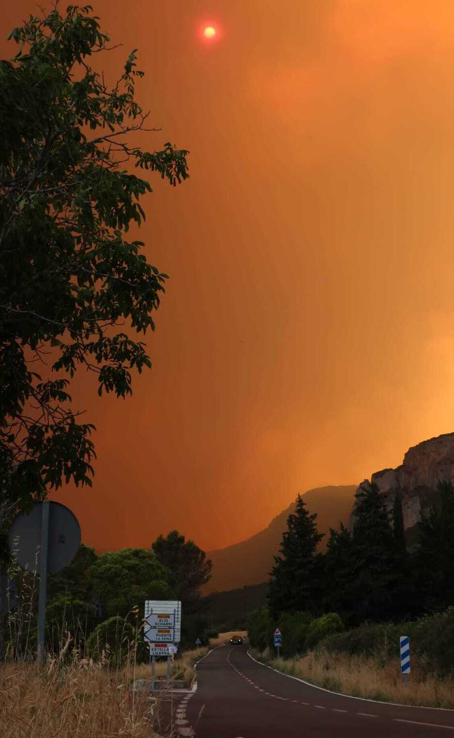Las llamas han hecho que el cielo quede teñido de rojo. Las llamas han hecho que el cielo quede teñido de rojo.