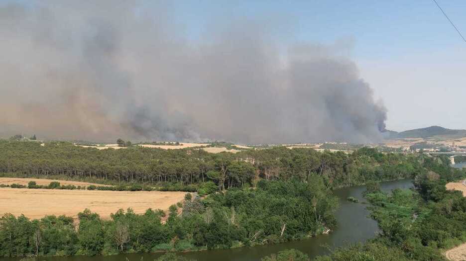 Vista de Gares y Obanos envueltos por el humo desde Artazu. Vista de Gares y Obanos envueltos por el humo desde Artazu.