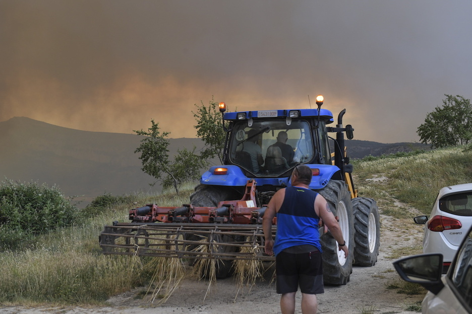 Vecinos observan la magnitud del incendio. Vecinos observan la magnitud del incendio.