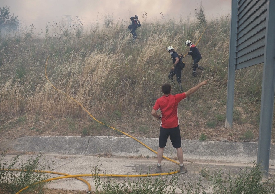 Bomberos y vecinos intervienen en el incendio de Obanos. Bomberos y vecinos intervienen en el incendio de Obanos.