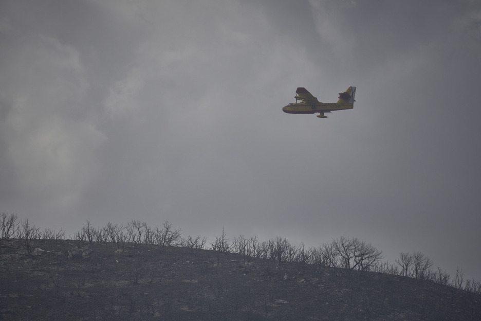 Un hidroavión interviene en la extinción de un incendio en Uxue. Un hidroavión interviene en la extinción de un incendio en Uxue.