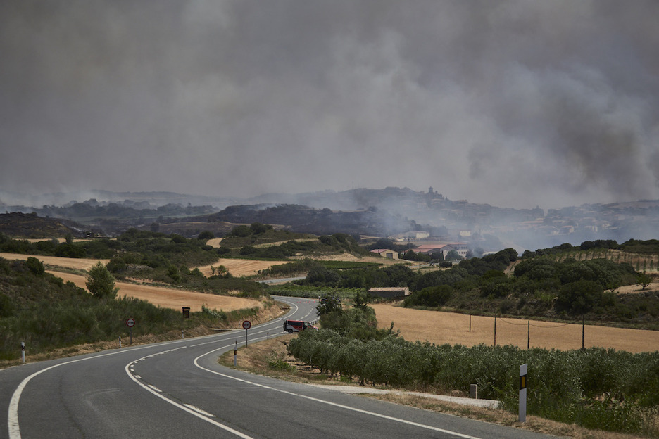 Vista desde Uxue, donde el cielo está repleto de humo. Vista desde Uxue, donde el cielo está repleto de humo.