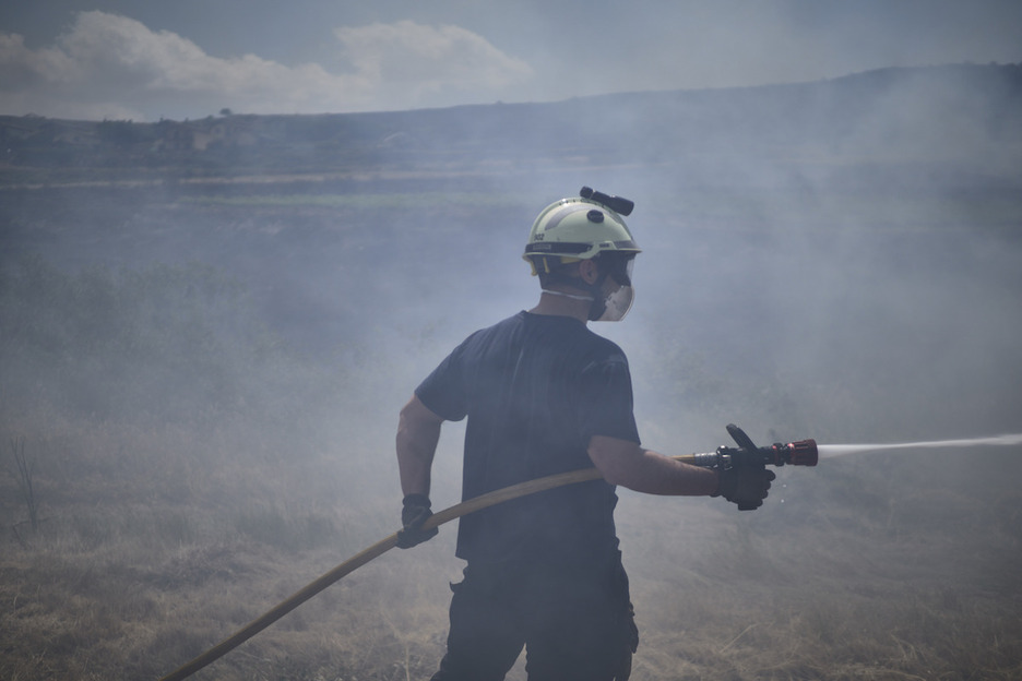 Un bombero realiza labores de extinción en Uxue. Un bombero realiza labores de extinción en Uxue.