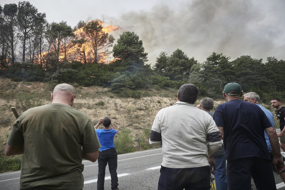 Unas personas observan cómo se queman los árboles en Erreniega. Unas personas observan cómo se queman los árboles en Erreniega.