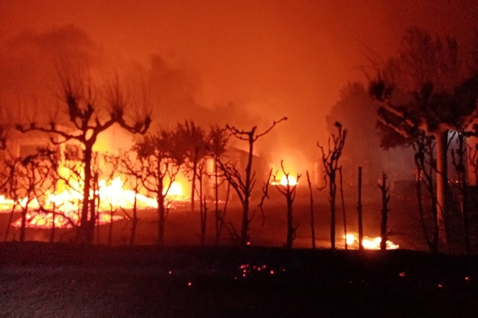 Bomberos del CEIS Rioja ayudan a extinguir un incendio en el entorno de Valtierra. Bomberos del CEIS Rioja ayudan a extinguir un incendio en el entorno de Valtierra.