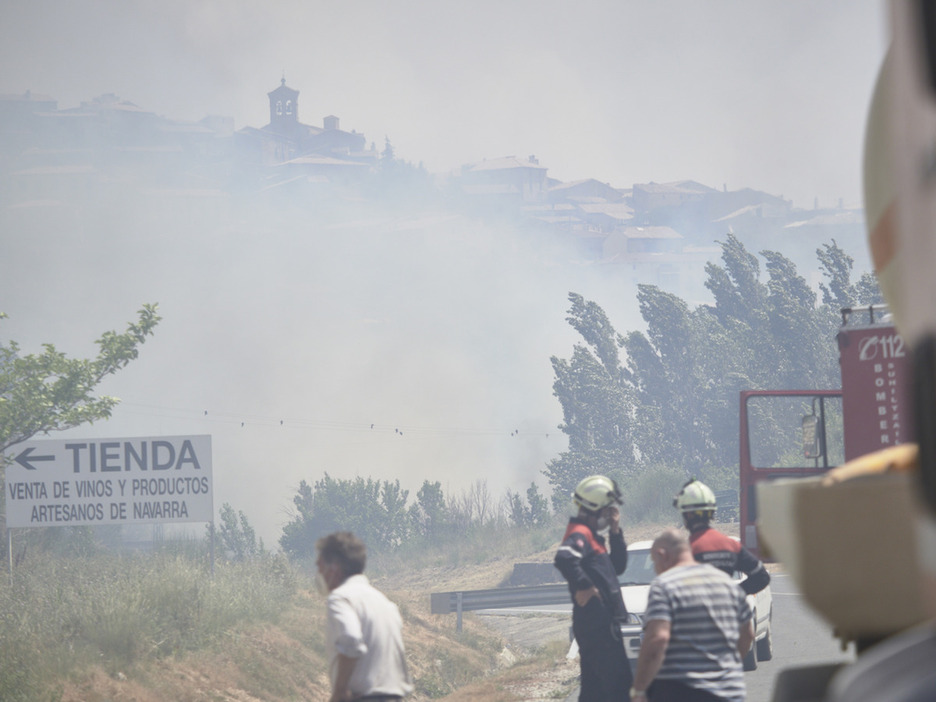 Uxue, envuelta en humo, desde la bodega a la que ha alcanzado el fuego. Uxue, envuelta en humo, desde la bodega a la que ha alcanzado el fuego.
