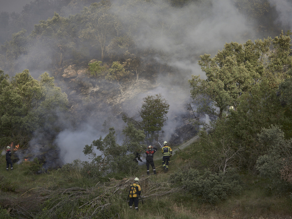 Bomberos en Makirriain, en el incendio que acecha a Uxue. Bomberos en Makirriain, en el incendio que acecha a Uxue.