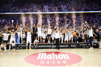 Pablo lasok ACB Ligako garaikurra altxartu du Real Madrilek Bartzelona aise gainditu ostean.