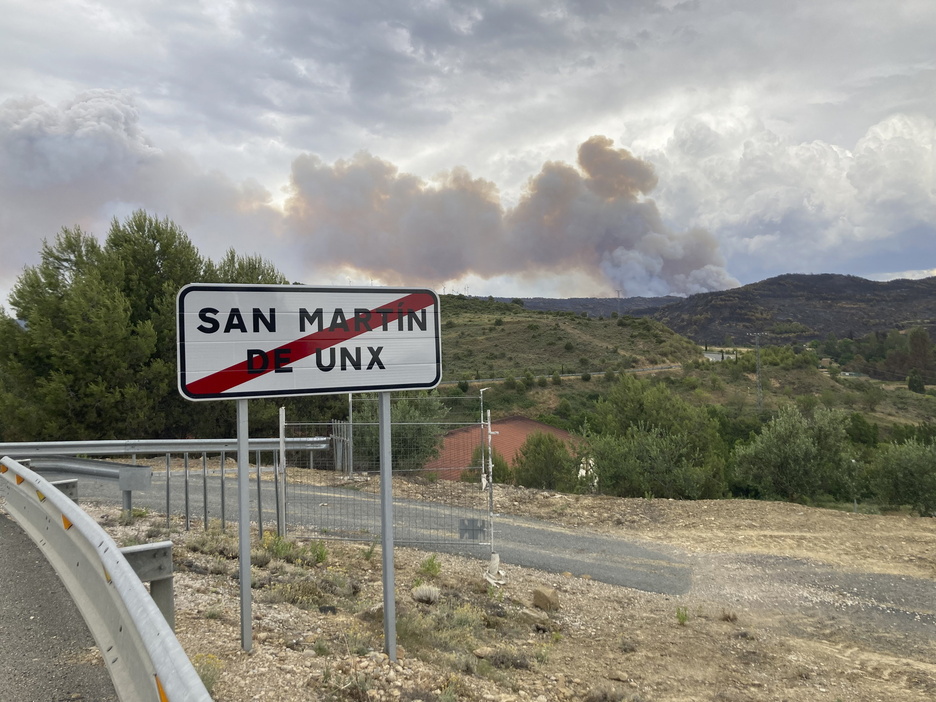 Fuego en San Martín de Unx, uno de los focos que ha permanecido activo el lunes. Fuego en San Martín de Unx, uno de los focos que ha permanecido activo el lunes.