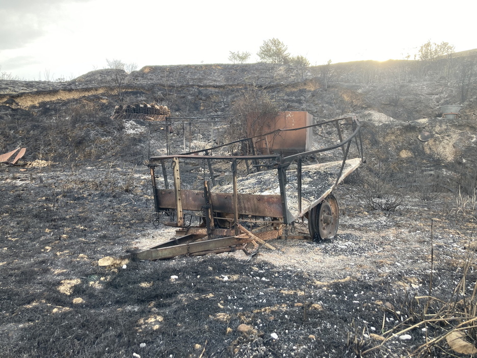 Un carro abrasado en la zona de San Martín de Unx. Un carro abrasado en la zona de San Martín de Unx.