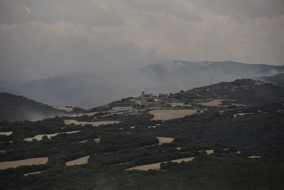 Una densa nube de humo sobre los suelos calcinados. Una densa nube de humo sobre los suelos calcinados.
