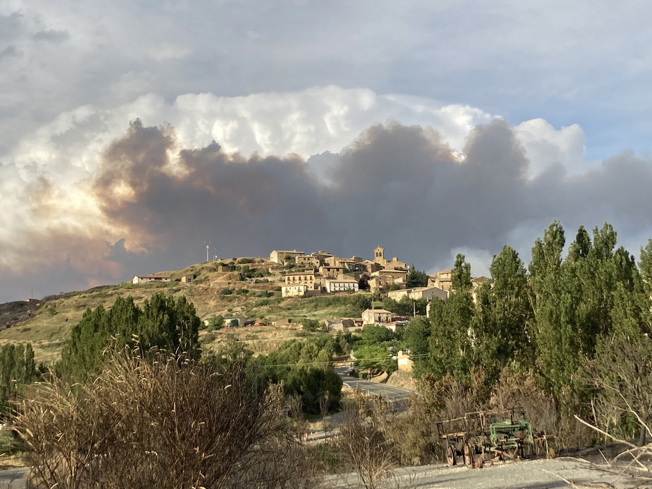 El humo forma una capa densa sobre el pueblo. El humo forma una capa densa sobre el pueblo.