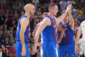 Rolands Smits choca su mano con Jokubaitis en la reciente final de la Liga ACB.
