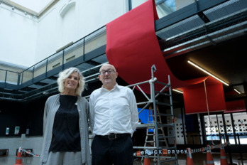 Edurne Ormazabal y José Luis Rebordinos, junto a la alfombra roja que se colocará en Tabakalera.