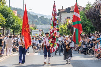 Baztandarren Biltzarrak bailarako hamabortz herrietako lagunak ez ezik Euskal Herri osokoak batu ditu Elizondon.