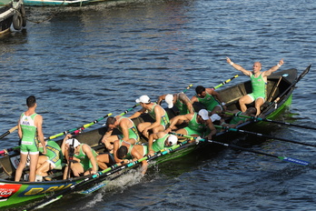 Hondarribiako arraunlariak, leher eginda, Sestaon irabazi berritan..