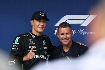 George Russell, feliz, tras lograr su primera pole en la F1.