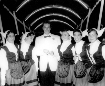 El actor portugués Virgilio Teixeira, junto a integrantes del grupo de danza Goizaldi.