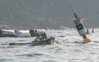 Hondarribiko trainerua eta Ioseba Amunarriz patroia, ziaboga bat egiten.