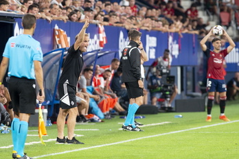 Arrasate da indicaciones a sus jugadores en el primer duelo de la temporada frente al Sevilla.