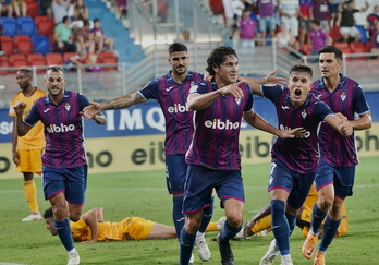 Blanco Leschuk celebra el gol de la victoria, que llegaba al filo del descanso.