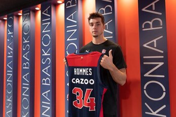 Daulton Hommes, uno de los dos extracomunitarios del Baskonia, en su presentación.
