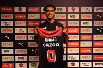 Markus Howard posa sonriente con el dorsal 0 de Saski Baskonia.